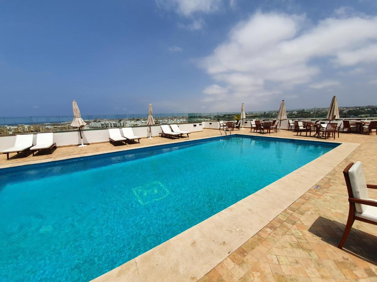 Farah Rabat Hotel Bagian luar foto Rooftop pool at the hotel