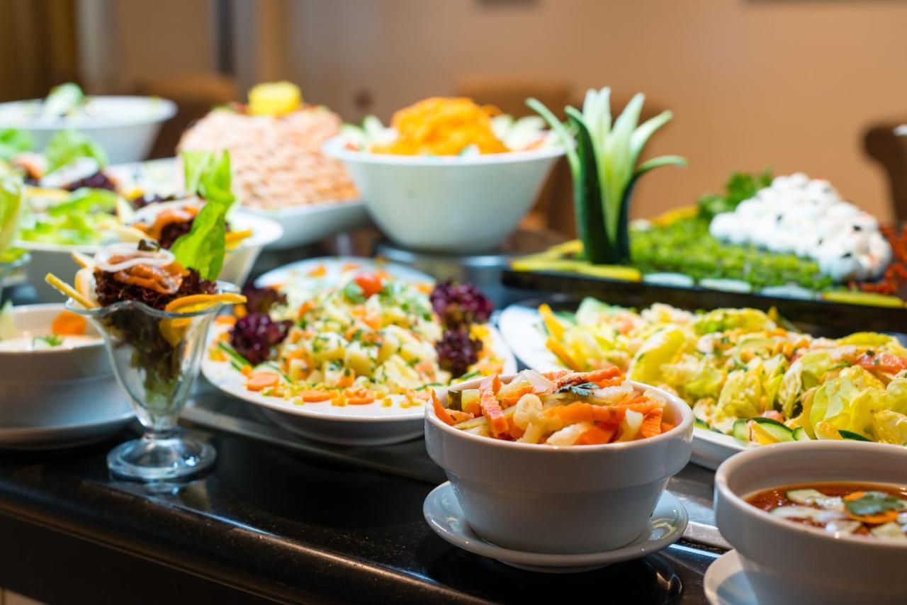 Farah Rabat Hotel Bagian luar foto A salad bar