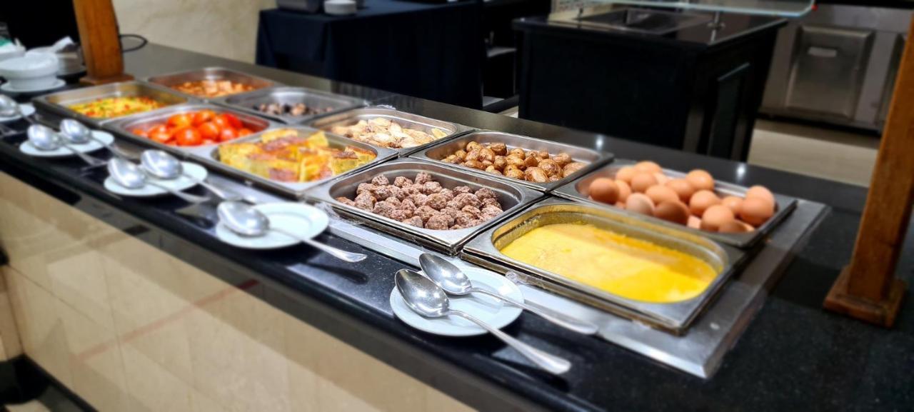 Farah Rabat Hotel Bagian luar foto A chafing dish buffet