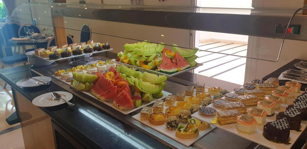 Farah Rabat Hotel Bagian luar foto A fruit salad buffet